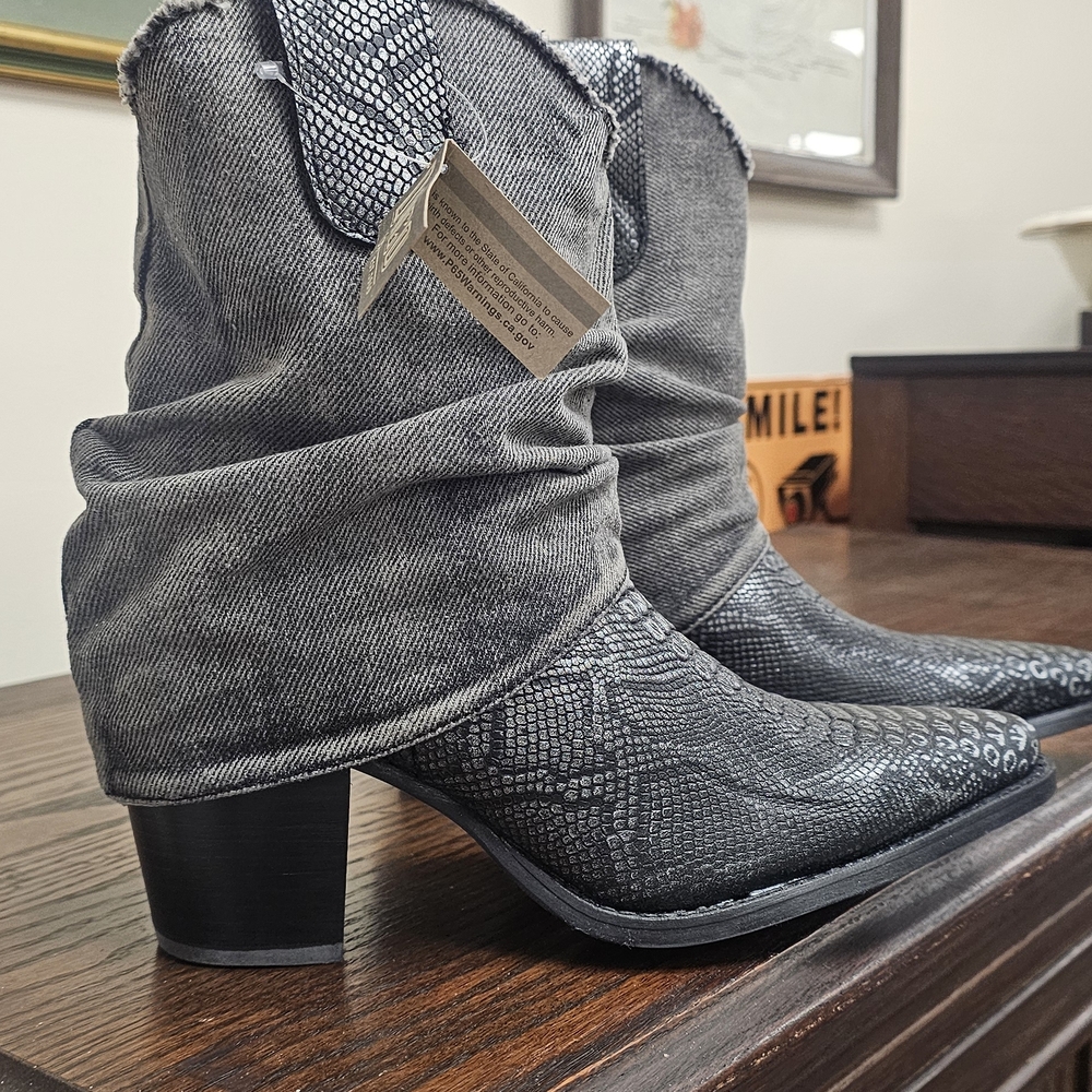 Dingo Black and Gray Snakeskin Heeled Boots